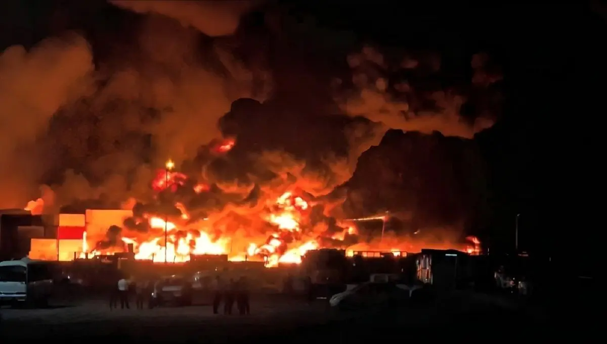 شعله‌ور شدن دوباره آتش‌ در بخش‌هایی از محل حادثۀ بندر شهید رجایی (ویدیو)