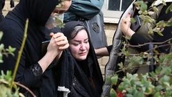 پناه گرفتن نعیمه نظام دوست و مادرش زیر میز + فیلم