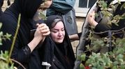 پناه گرفتن نعیمه نظام دوست و مادرش زیر میز + فیلم