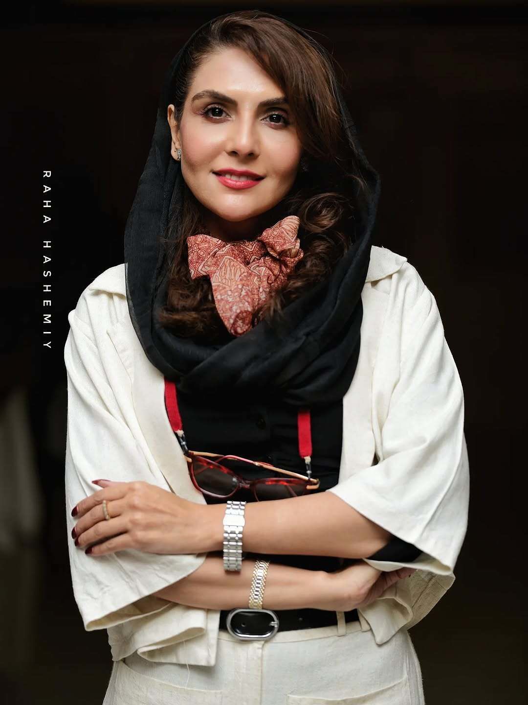 (عکس) استایل رسمی و شیک شیوا مکی‌نیان؛ کت سفید و عینک آویزان در یک رویداد هنری