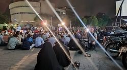 عکس| تجمع شبانه مردم در میدان ولیعصر درپی سانحه برای رئیسی