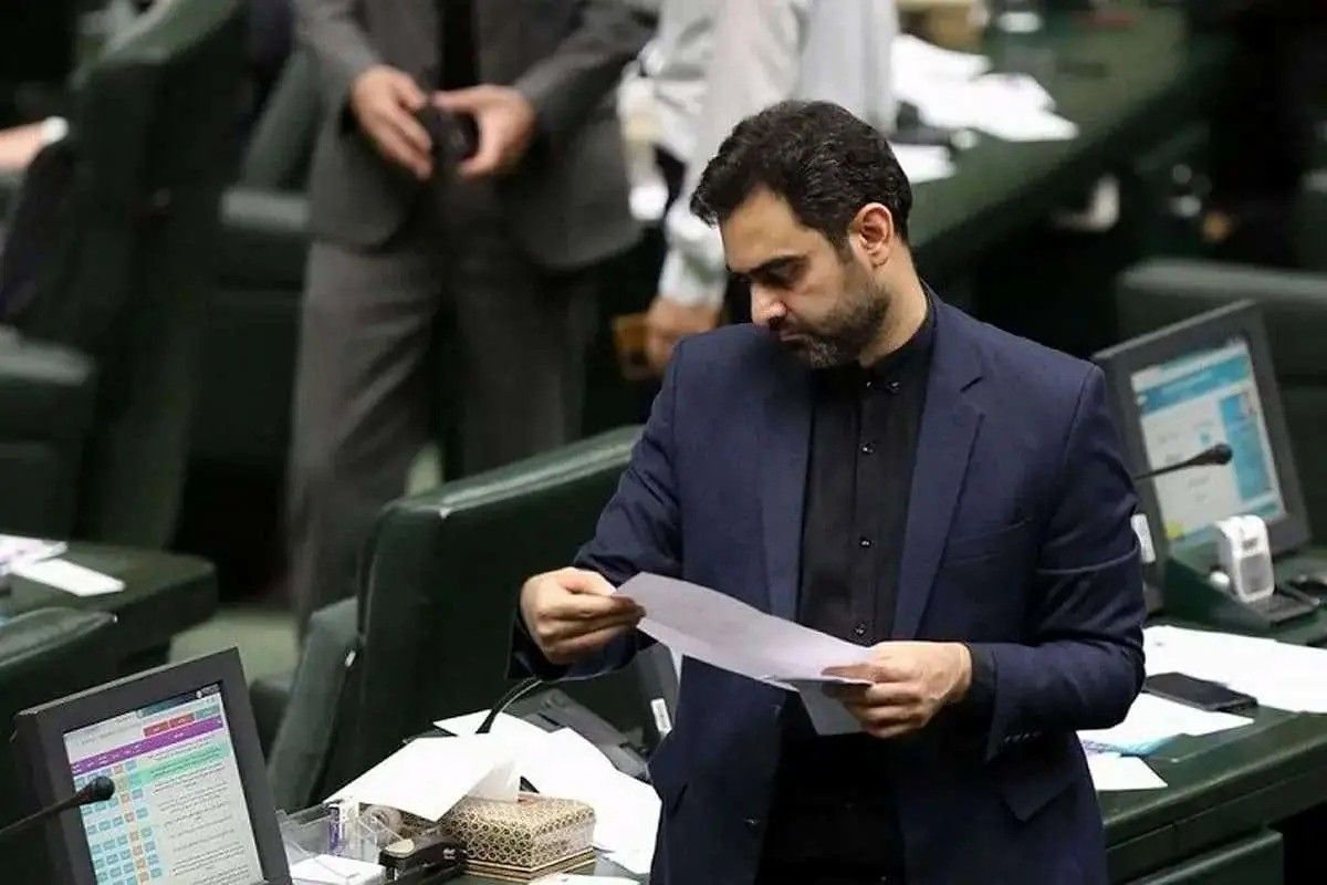انتقاد ثابتی از پزشکیان؛ این بار به خاطر واگذاری ایرانخودرو