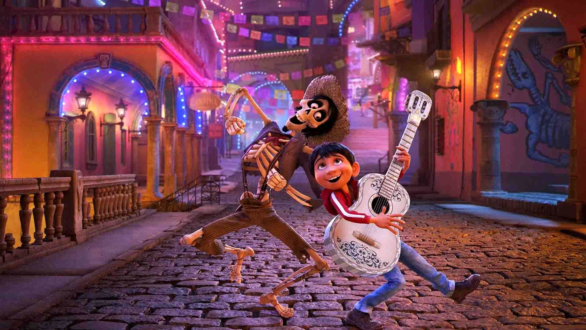 میگل و هکتور در حال نواختن و خواندن در انیمیشن Coco