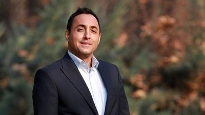 ابوالفضل رجبی، بازیگر نقش بهروز در سریال پایتخت، بر مزار مادربزرگش