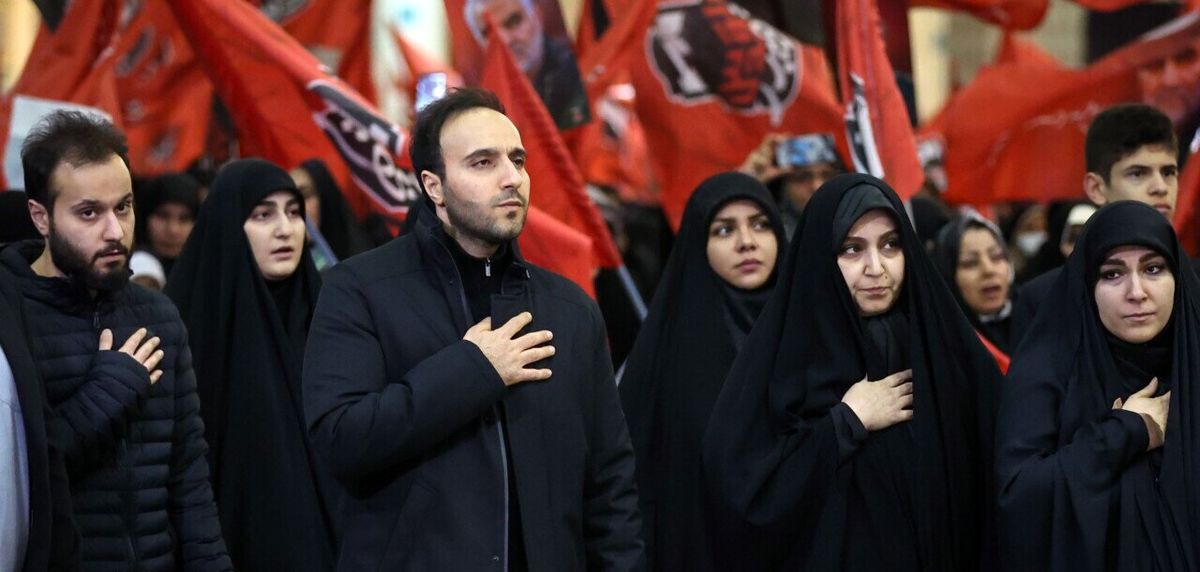 سفر به تاریخ؛ «زینب و نرجس، دختران سردار سلیمانی» در آغوش پدر؛ دهۀ 1390 + عکس