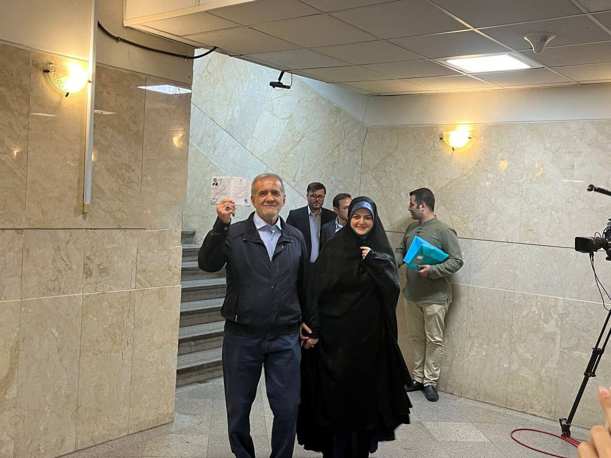 بببنید | ثبتنام پزشکیان در انتخابات ریاست جمهوری همراه با دخترش