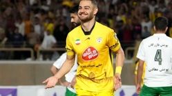 شوخی هواداران استقلال با مدافع فجر؛ "شاه فقط تو"!