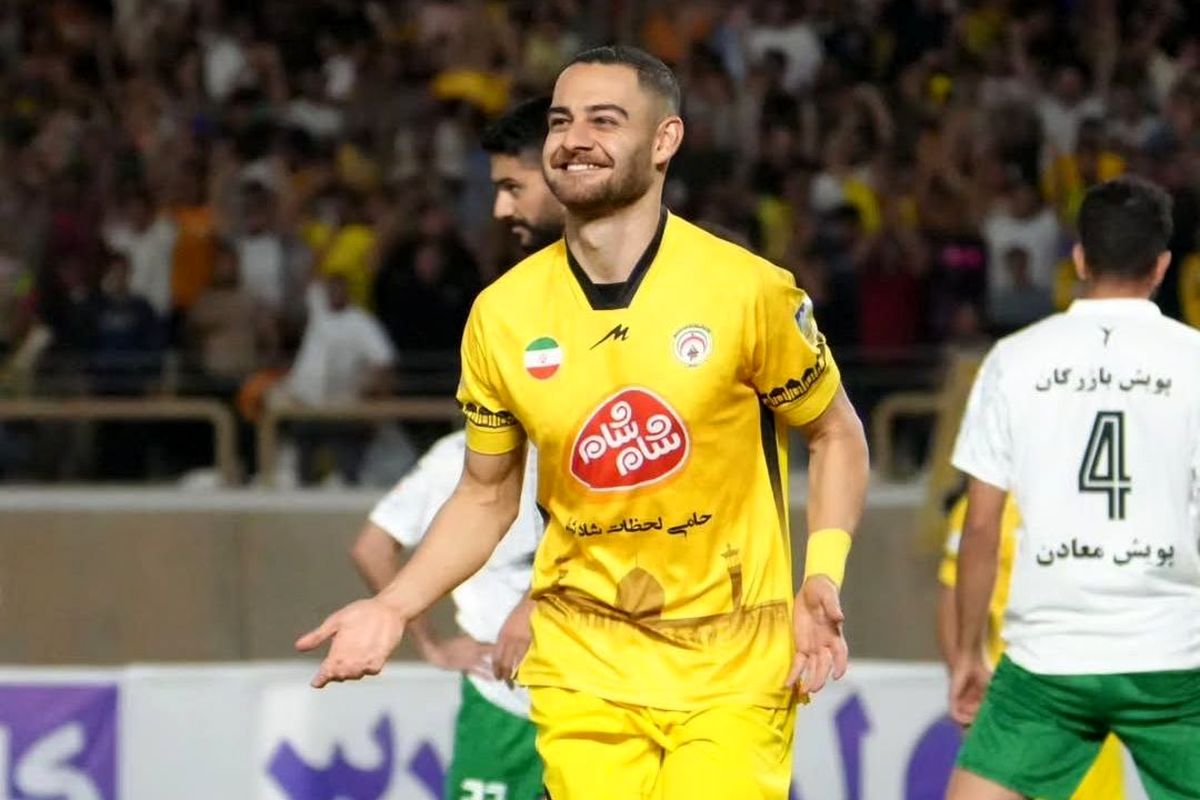 شوخی هواداران استقلال با مدافع فجر؛ "شاه فقط تو"!