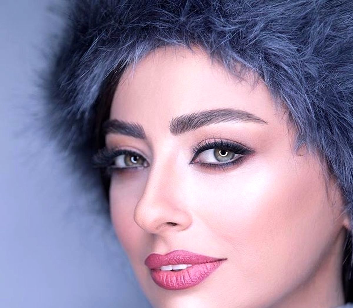 نفیسه روشن با چشم هایی رنگی