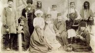 سفر به عصر قاجار؛ عکسی از یک فروشندۀ دوره‌گرد در حیاط خانه ای قاجاری