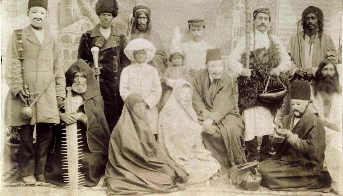سفر به عصر قاجار؛ عکسی از یک فروشندۀ دورهگرد در حیاط خانه ای قاجاری
