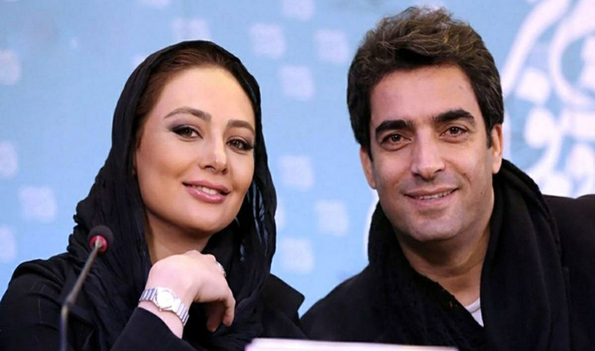 سلفی منوچهر هادی، یکتا ناصر و فرزاد فرزین با نوازندههای سنتی در پشت صحنه برنامه منو بشناس