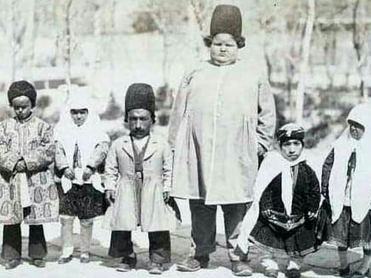 نوه ناصرالدینشاه با هشت غلام آفریقایی؛ عکس بهرام میرزا پسر ظلالسلطان