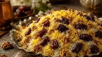 طرز تهیه خرما پلو جنوبی؛ غذای مقوی با خرما، گردو و کشمش