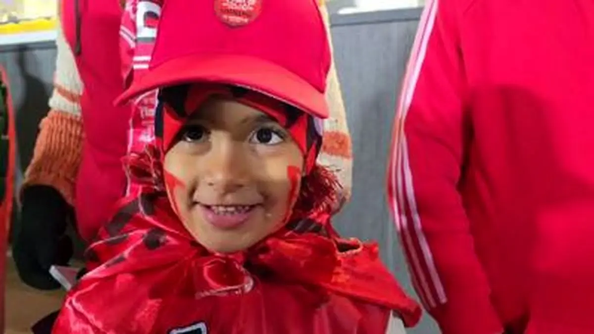 شور و شوق هوادار کودک پرسپولیسی پیش از شروع بازی با النصر (ورزشی)