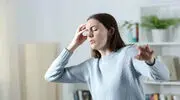 چرا هنگام بلند شدن از جا سرگیجه می‌گیریم؟ علت‌ها و علائم هشداردهنده