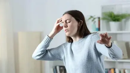 چرا هنگام بلند شدن از جا سرگیجه می‌گیریم؟ علت‌ها و علائم هشداردهنده