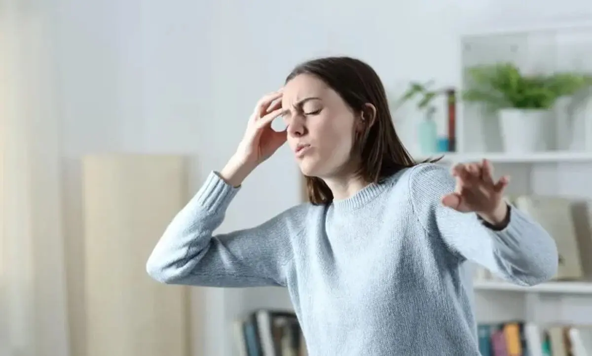 چرا هنگام بلند شدن از جا سرگیجه می‌گیریم؟ علت‌ها و علائم هشداردهنده