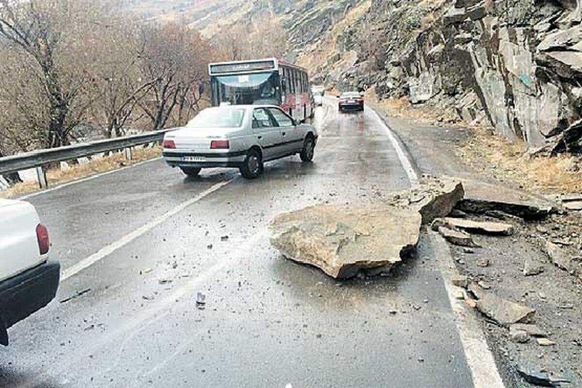ببینید| ریزش سنگ در جاده چالوس امروز ۹ فروردین