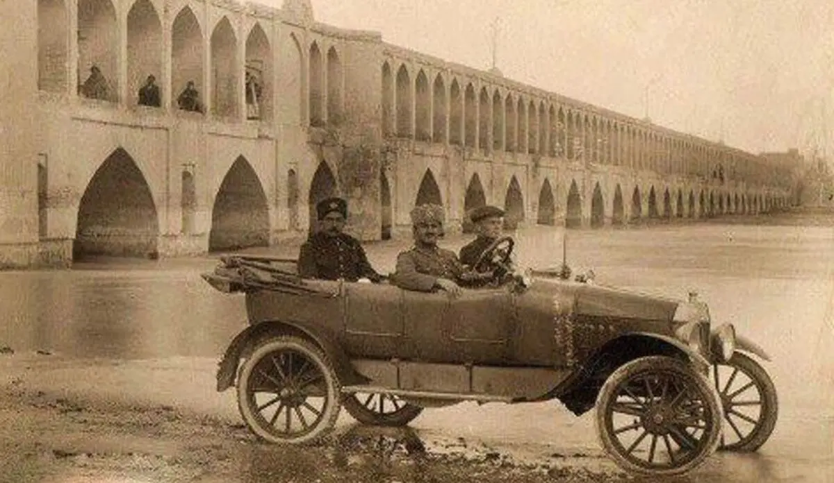 سفر در زمان | سواران قاجاری در کنار یک پل و عبور کاروان شترها؛ 113 سال قبل