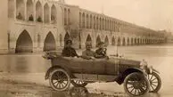 سفر در زمان | سواران قاجاری در کنار یک پل و عبور کاروان شترها؛ 113 سال قبل