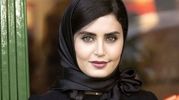 عکس بدون روسری اما پوشیده الناز شاکردوست در یک کافه