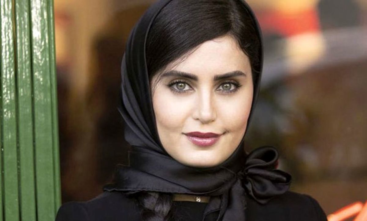 عکس بدون روسری اما پوشیده الناز شاکردوست در یک کافه