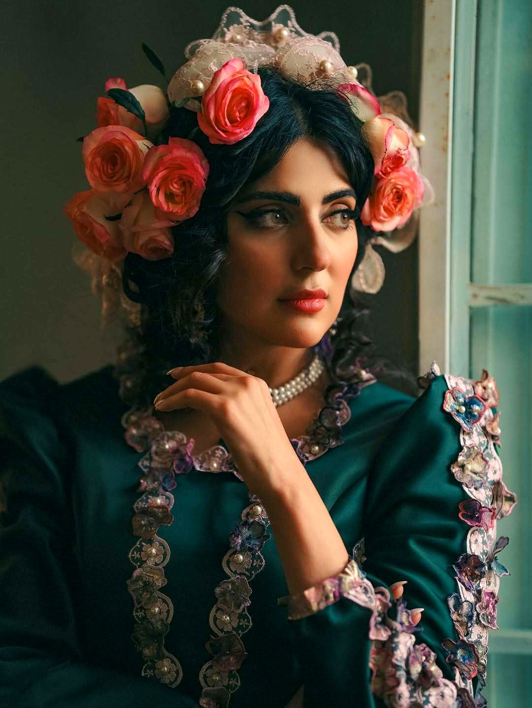 هلیا امامی با لباسهای قدیمی