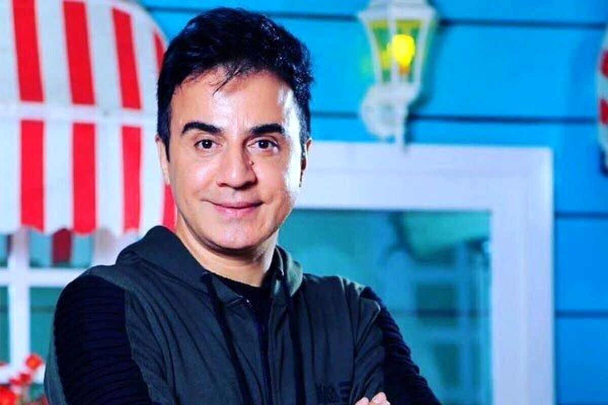 عموپورنگ با تیپ ۱۸ ساله ها در زمین چمن باشگاه بدنسازی