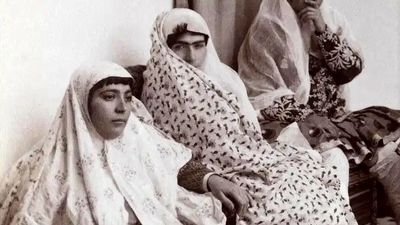 سفر به تاریخ؛ کودکان اشراف‌زادۀ قاجاری کنار سگ‌هایشان؛ یک قرن قبل