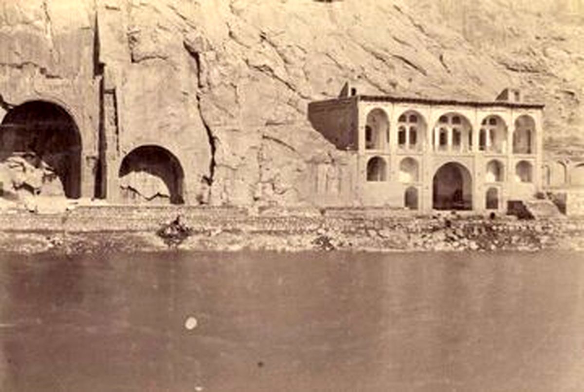 سفر به دل تاریخ؛ دختران قالی‌باف و لباس باشکوه لرها در قاب قاجاری