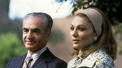 عکس سفر در زمان / «محمدرضا پهلوی و فرح دیبا» در حال قدم زدن در بانکوک