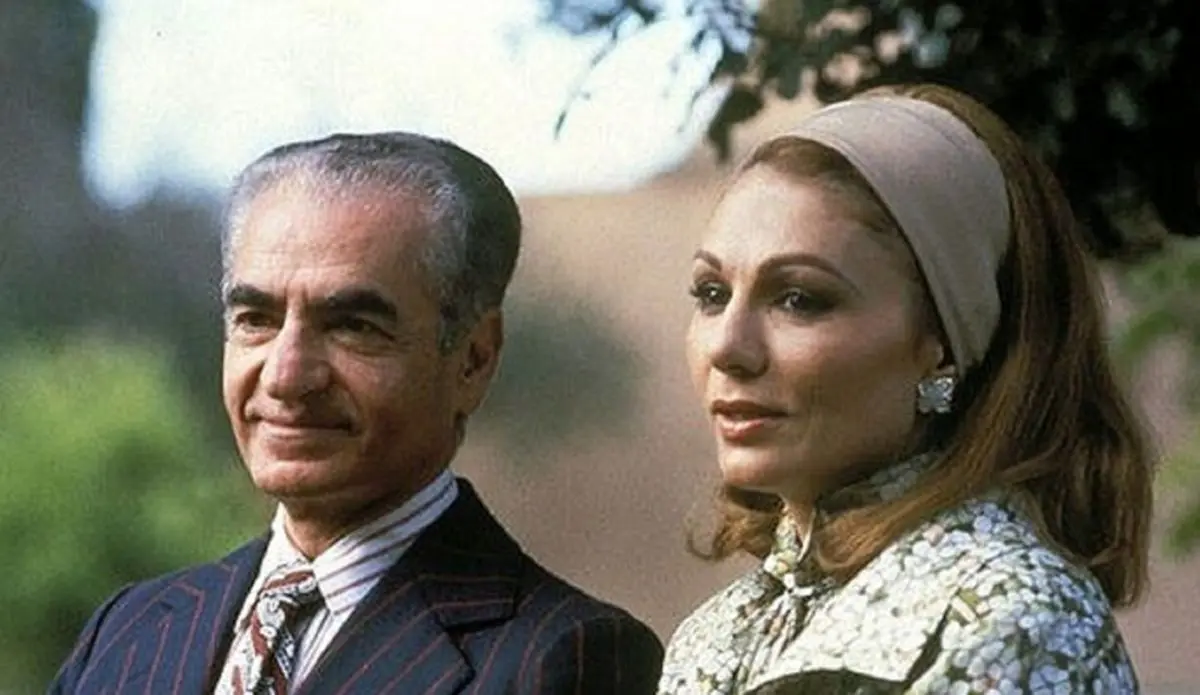 عکس سفر در زمان / «محمدرضا پهلوی و فرح دیبا» در حال قدم زدن در بانکوک