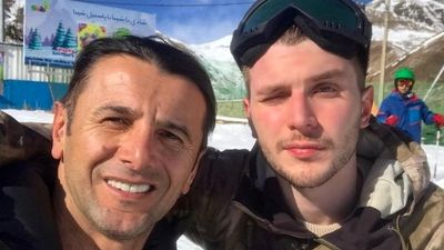 سلفی منوچهر هادی، یکتا ناصر و فرزاد فرزین با نوازنده‌های سنتی در پشت صحنه برنامه منو بشناس
