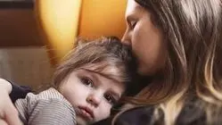 وابستگی شدید کودک به والدین؛ علت چیست و چگونه می‌توان آن را مدیریت کرد؟