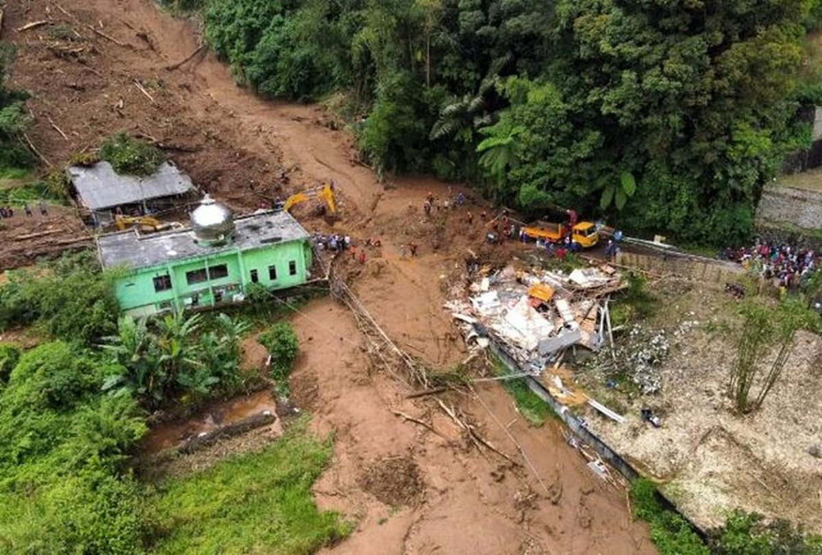 سیل در اندونزی ۱۵ قربانی گرفت