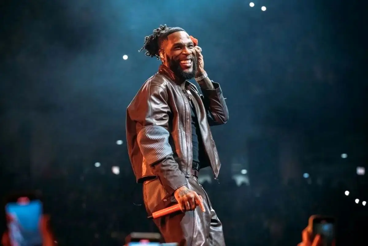 خواننده روی سن تماشاگری که خواب بود را از سالن بیرون کرد