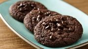 طرز تهیه کوکی شکلاتی ساده و بی دردسر برای بانوان خانه‌دار (ویدیو)