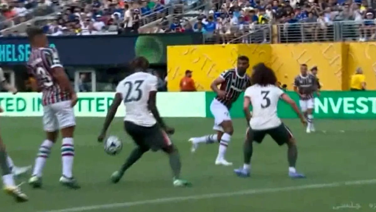 صحنه مشکوک به پنالتی در محوطه چلسی که توسط داور رد شد