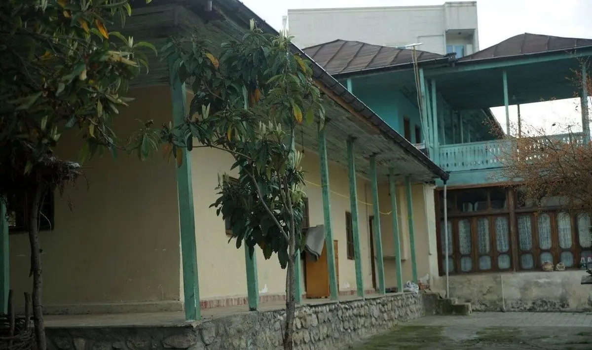 نگاهی به خانه سنتی و زیبای سریال پایتخت ۷ در شیرگاه بیندازید (ویدیو)