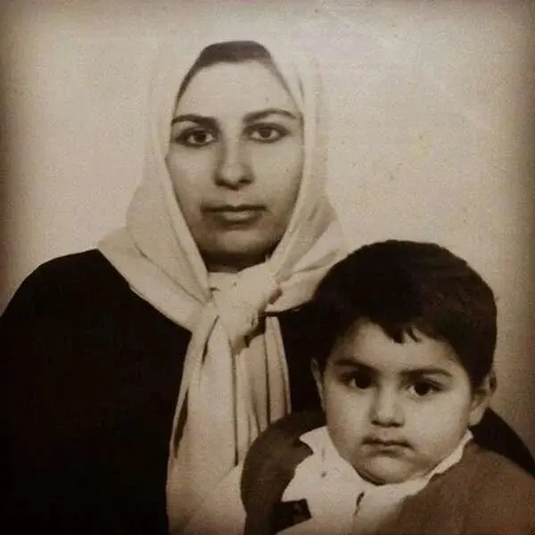 عکس کودکی بابک انصاری در کنار مادرش 