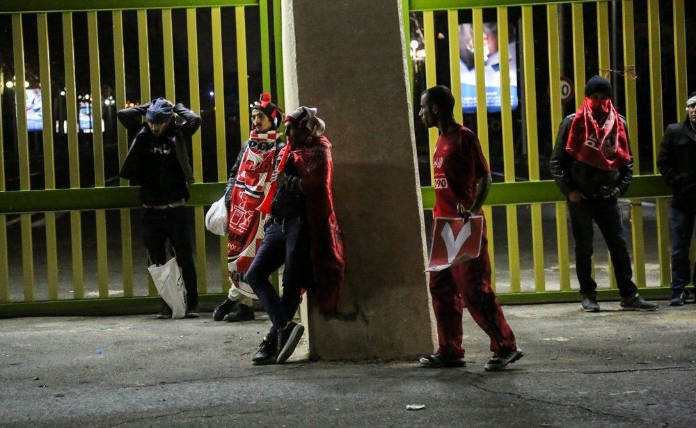 عکس | تماشای فوتبال از یک سوراخ؛ نساجی-پرسپولیس بدون زنان