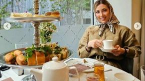 میز عصرانه مینا مختاری با گُل‌های نرگس و چای + عکس