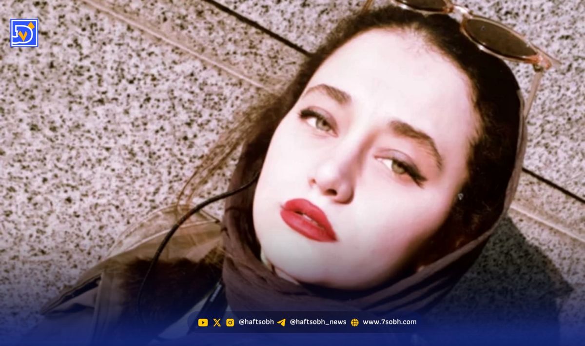 خیابانگردی «مومو» سریال بچه مهندس با دستهای از گلهای نرگس