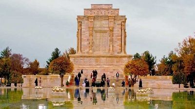 بزرگش نخوانند اهل خرد که نام بزرگان به زشتی برد