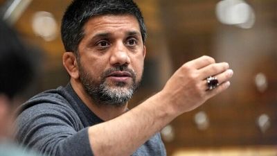 علیرضا دبیر از ماجرای نماز خواندش در جلسه با وزیر گفت