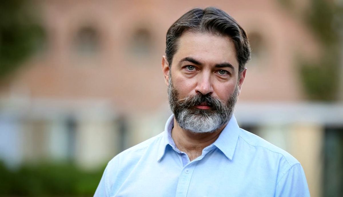 رونمایی از مجسمه پارسا پیروزفر بازیگر چشم رنگی ایرانی + عکس