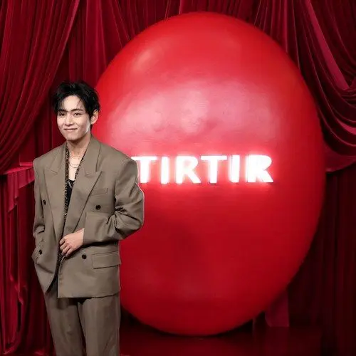 کت و شلوار قهوه‌ای کیم تهیونگ