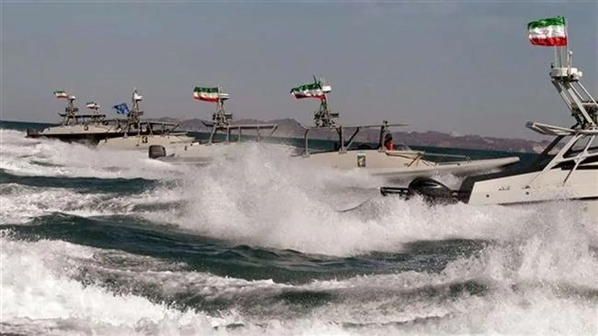 لحظه نزدیک شدن قایق‌های تندروی ایران به ناو هواپیمابر آمریکا