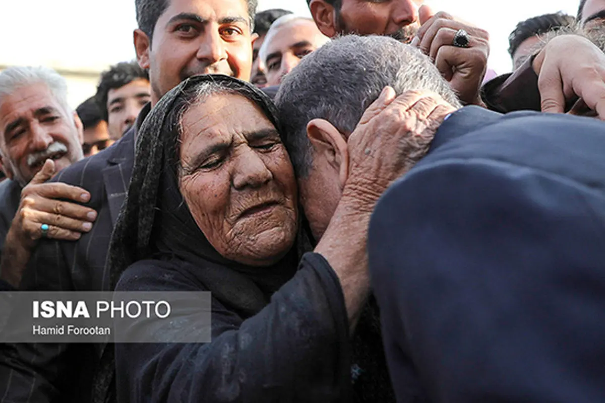 جهانگیری در آغوش خاله خود در زادگاهش